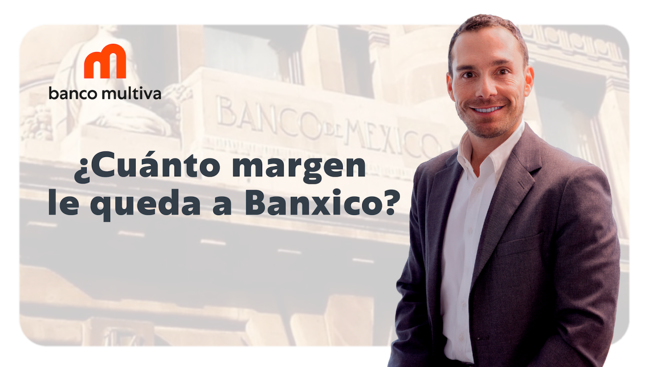 Persona realizando un pago con tarjeta