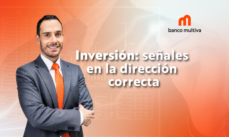 Persona realizando un pago con tarjeta